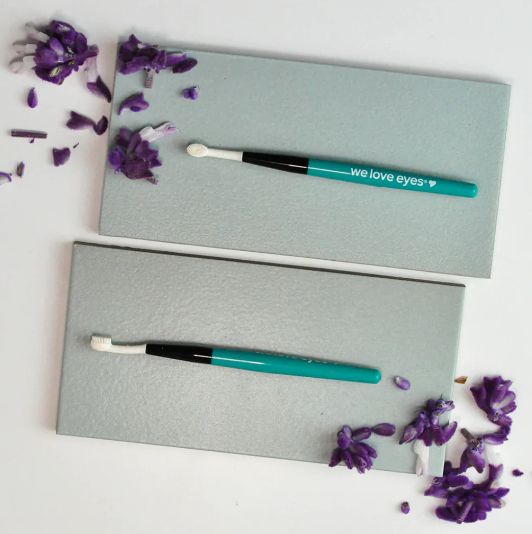WE LOVE EYES Eyelid Margin Scrub Brush - Image 3