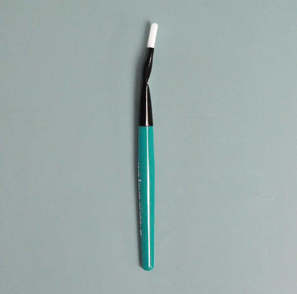 WE LOVE EYES In Between Eyelash Cleansing Brush - Image 4